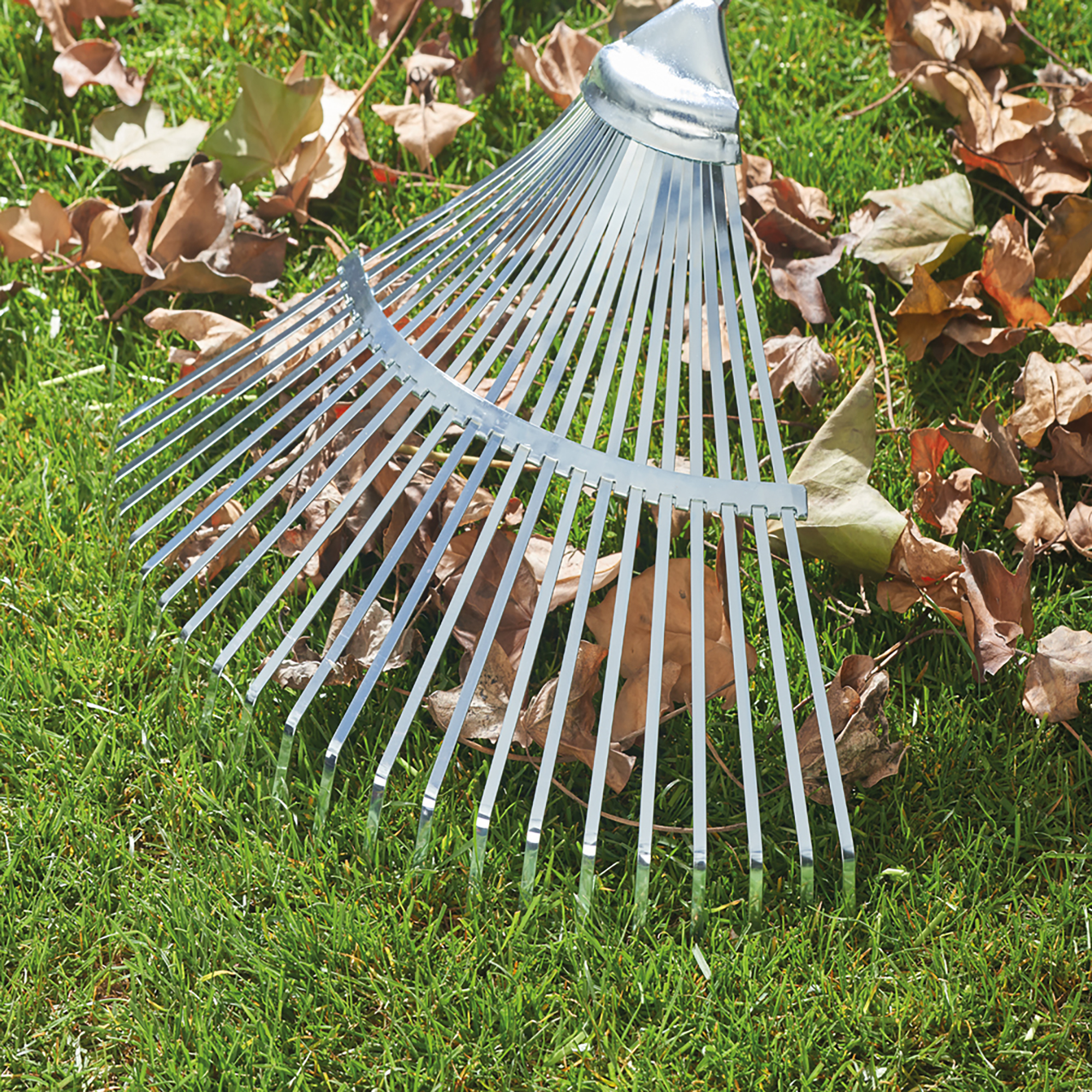 Wolf Garten multi-change Springtine Rake 1