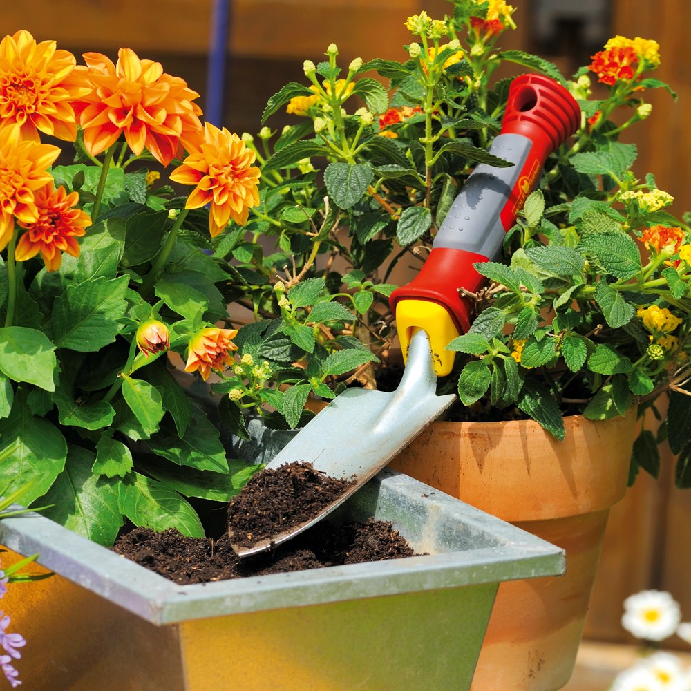 Wolf Garten Planting Trowel with Fixed Handle Action
